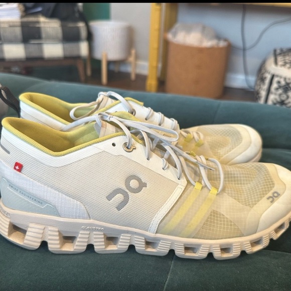 “On Cloud” Women’s 10.5 - Picture 2 of 6